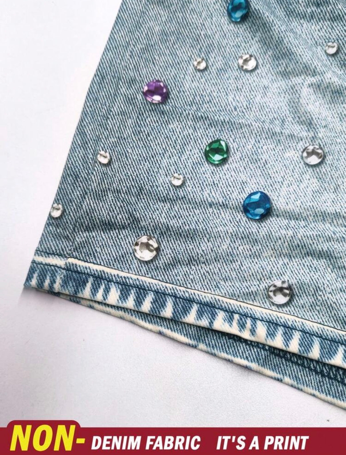 Détail strass du top bustier effet denim imprimé