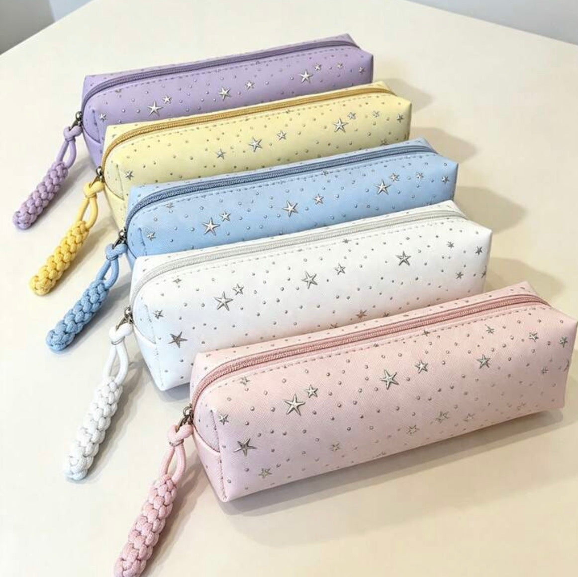 Trousse scolaire à étoiles disponible en lilas, jaune, bleu, blanc et rose