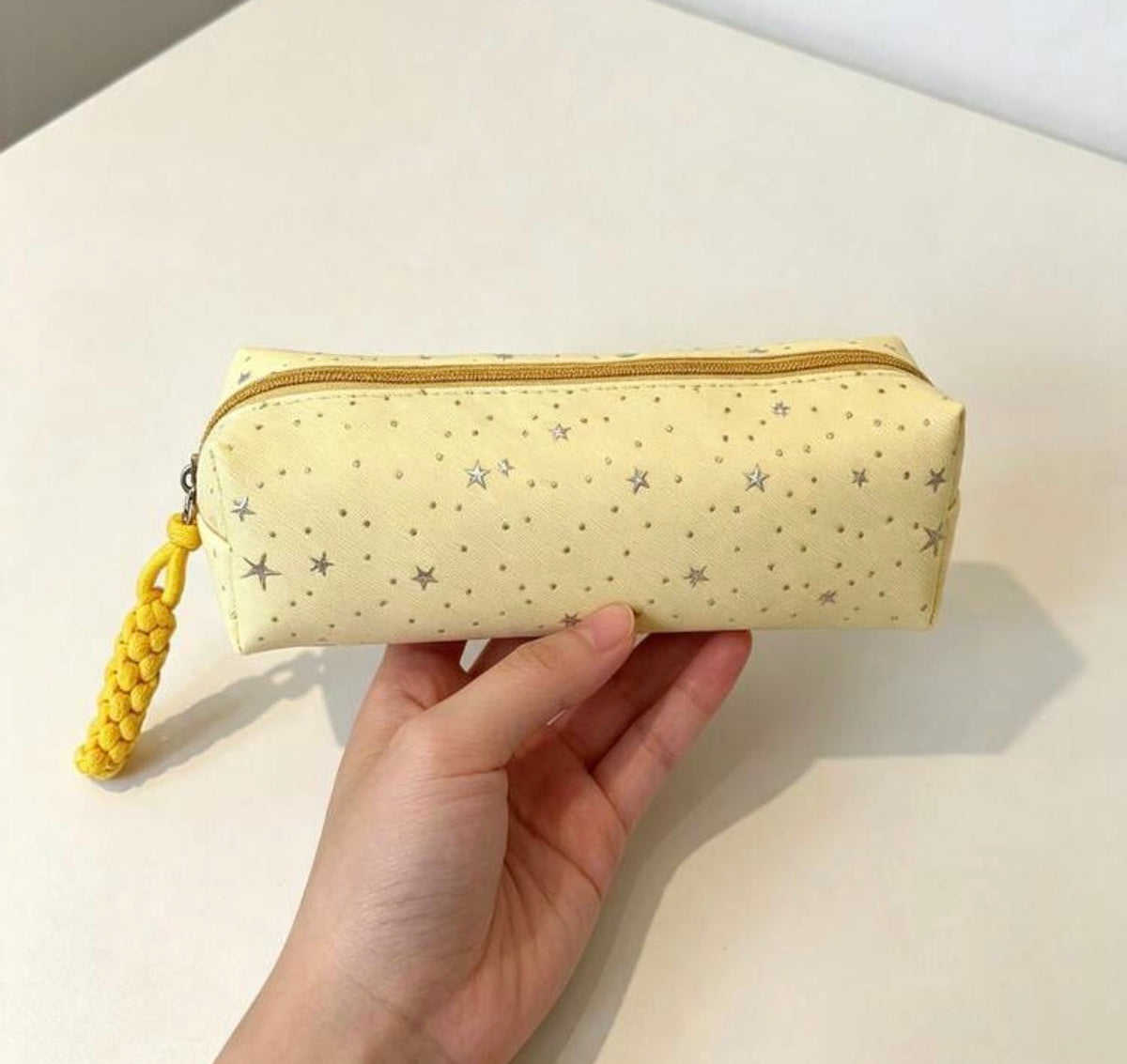 Trousse scolaire à étoiles jaune pastel avec dragonne tressée