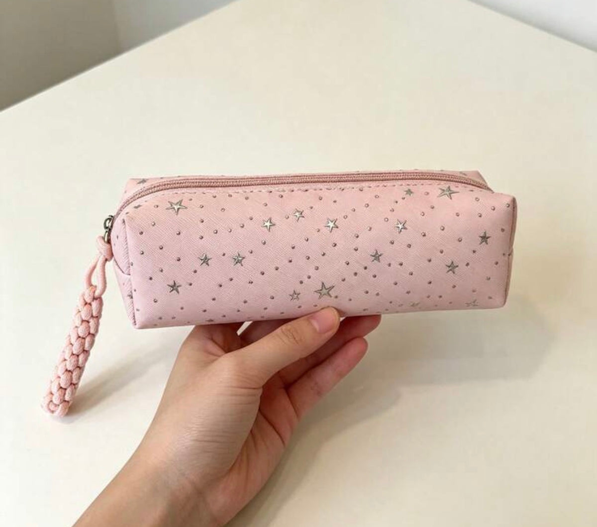 Trousse scolaire à étoiles rose pastel avec dragonne tressée