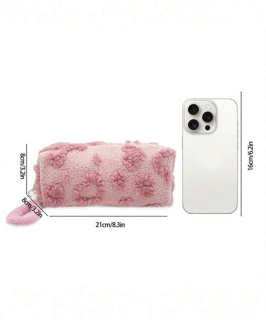 Dimensions de la trousse scolaire peluche : 21 x 8 x 8 cm