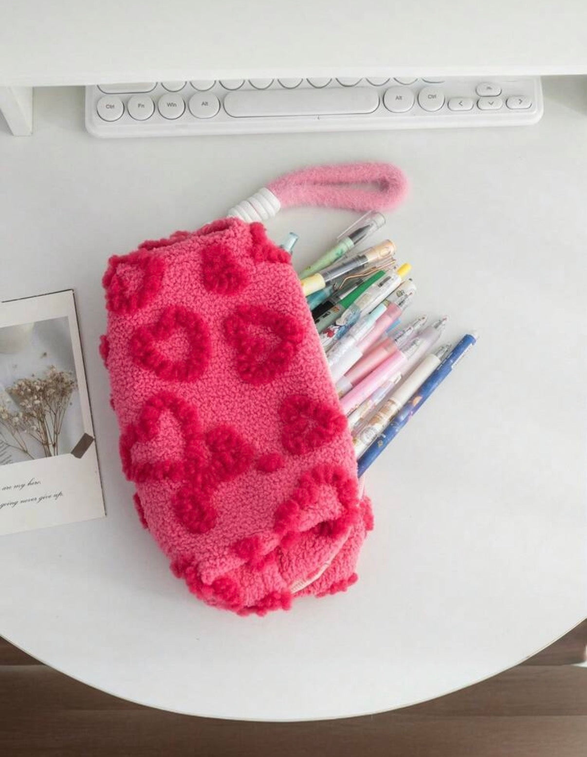 Trousse scolaire peluche rose fuchsia ouverte avec stylos