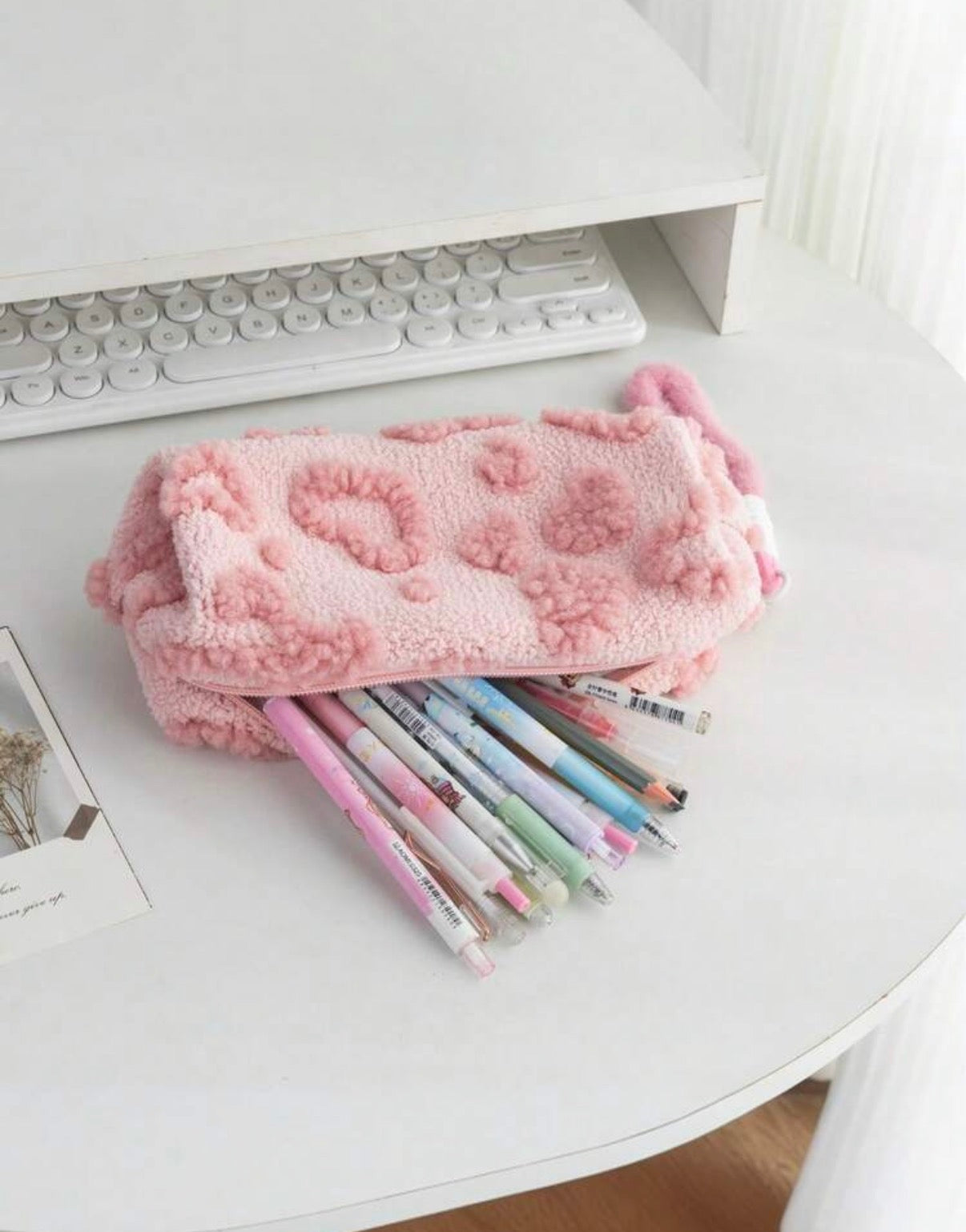 Trousse scolaire peluche rose poudré ouverte avec stylos