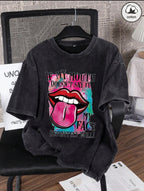 T-shirt graphique noir délavé avec imprimé bouche coloré - vue de face