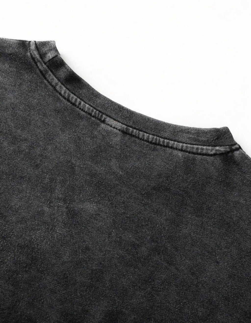 Détail du col du t-shirt graphique noir délavé