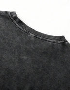 Détail du col du t-shirt graphique noir délavé