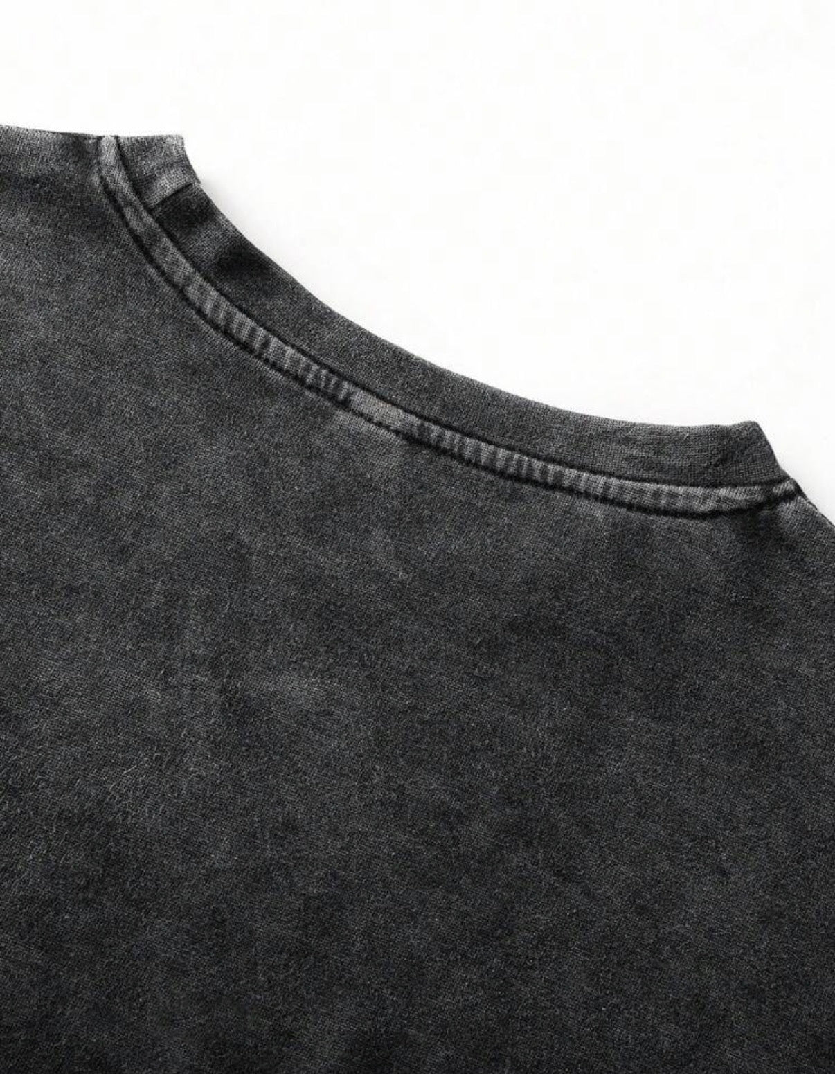Détail du col du t-shirt graphique noir délavé