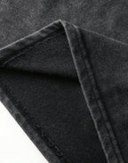 Détail des finitions de manche du t-shirt graphique noir délavé