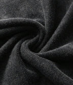 Détail du tissu du t-shirt graphique noir délavé